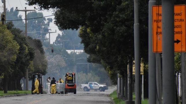 Maniobras de contención en la zona de la fábrica de agroquímicos Atanor, en San Nicolás, horas después de la explosión del 20 de marzo.   